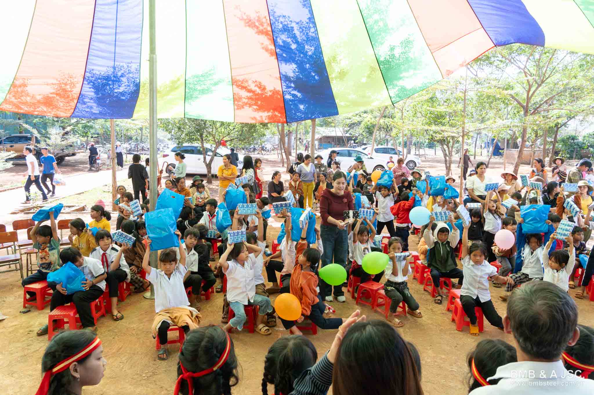 BMB Love School và hành trình mang lớp học mới đến trường tiểu học Làng De Chí