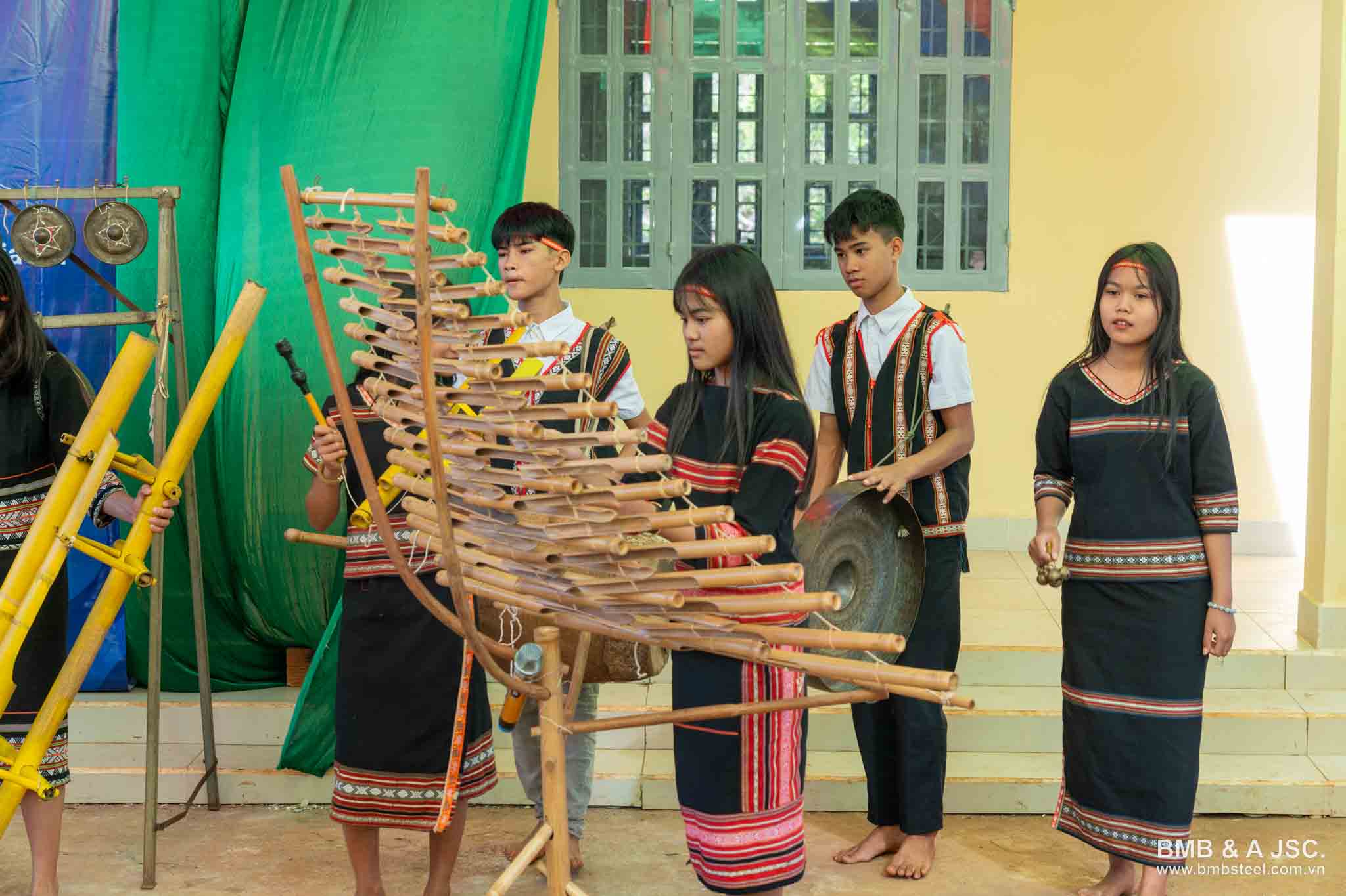 BMB Love School và hành trình mang lớp học mới đến trường tiểu học Làng De Chí