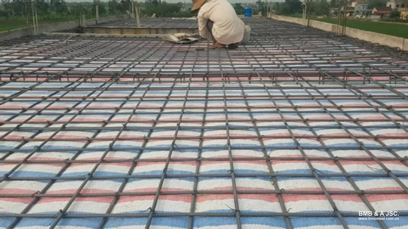 การจัดเรียงเหล็กรับแรงแบบสองชั้นถูกใช้กันอย่างแพร่หลาย