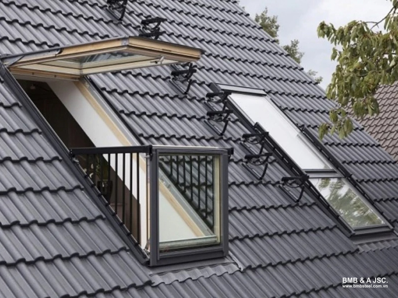 Lắp đặt cửa sổ thông gió gần mái tôn để đạt hiệu quả cao