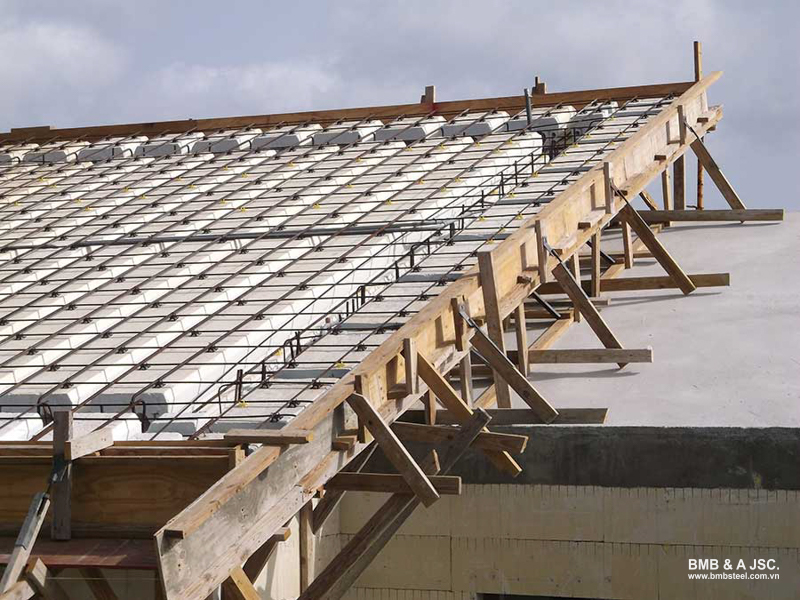 Ang mga naka-slope na bubong ay tumutulong sa drainage ng tubig-ulan, pumipigil sa pagkaipon ng tubig