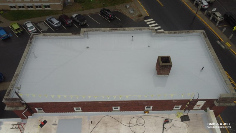 Mái bằng có bề mặt bằng phẳng, không có độ dốc lớn