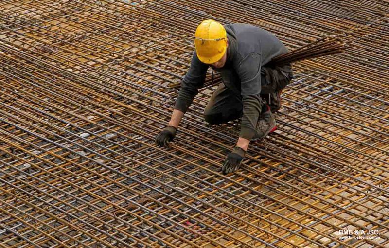 Single-layer slab reinforcement directly bears loads