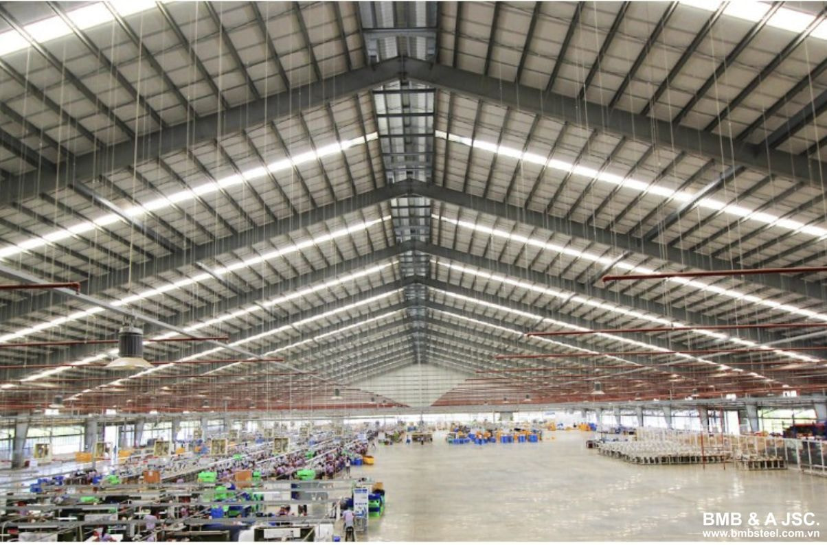 Ứng dụng nhà thép tiền chế trong xây dựng xưởng sản xuất lớn