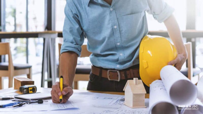A construction contractor undertakes projects for the project owner