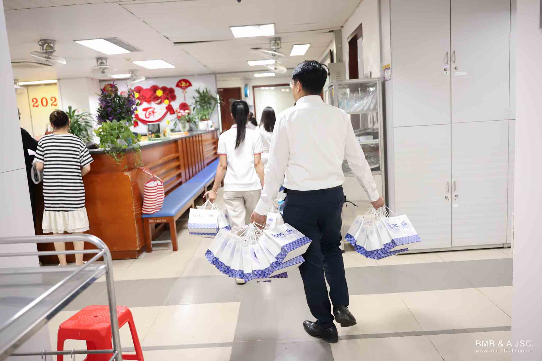 BMB Steel Hanoi cooperates with CBC to send a warm moon season to sick children