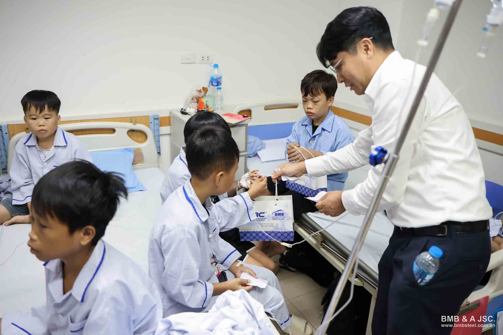 BMB Steel Hanoi cooperates with CBC to send a warm moon season to sick children