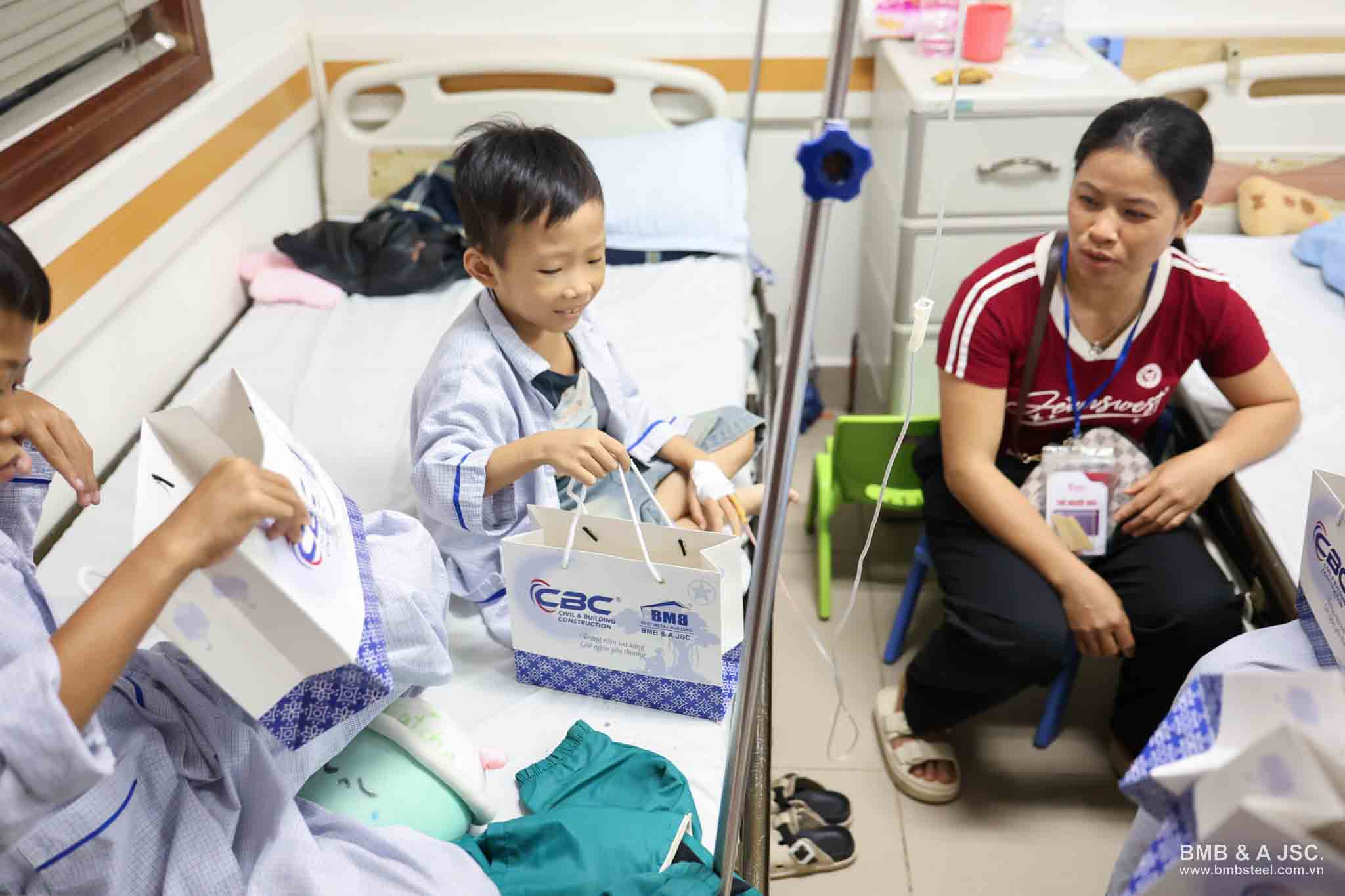 BMB Steel Hanoi cooperates with CBC to send a warm moon season to sick children