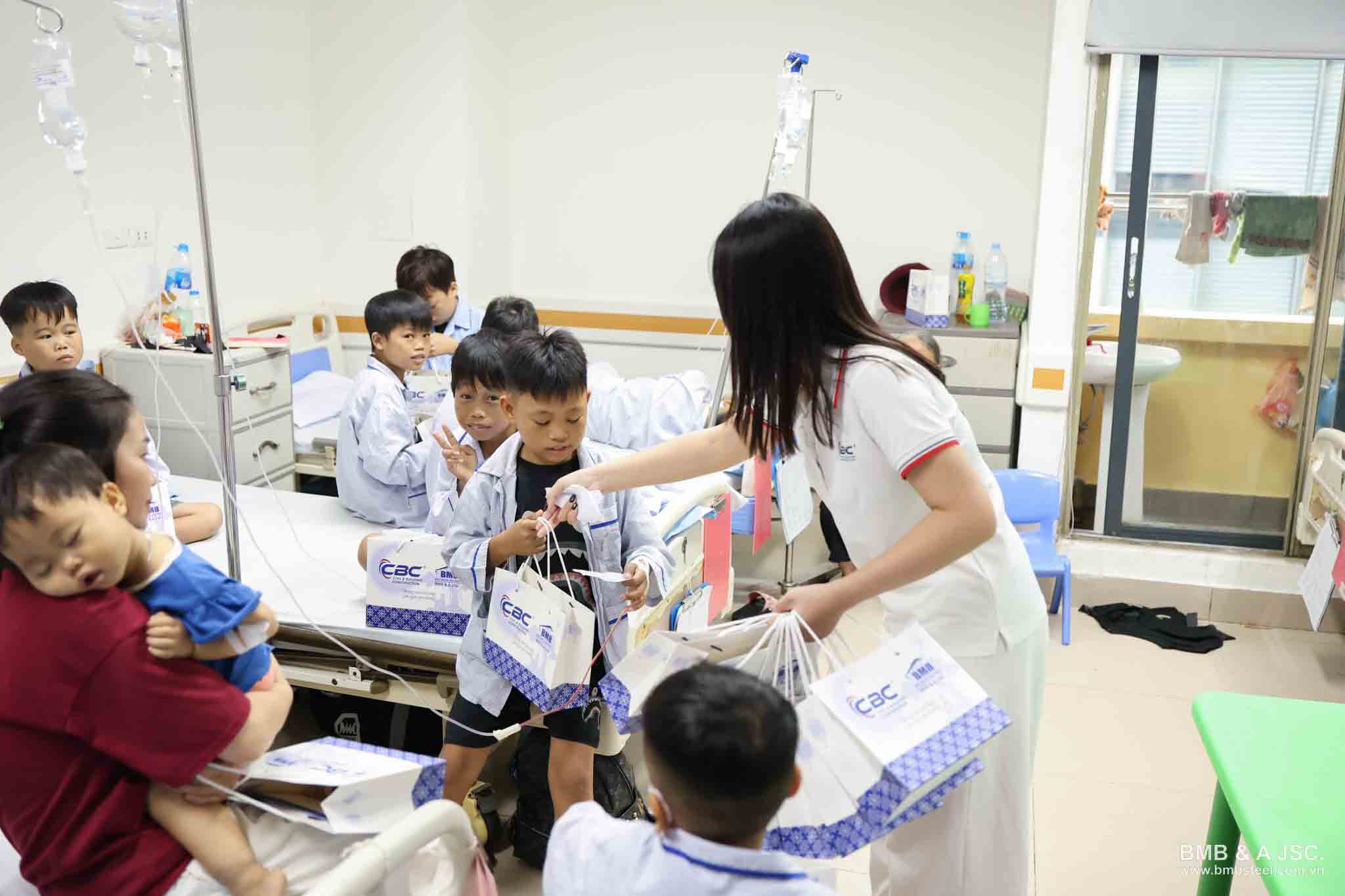 BMB Steel Hanoi cooperates with CBC to send a warm moon season to sick children