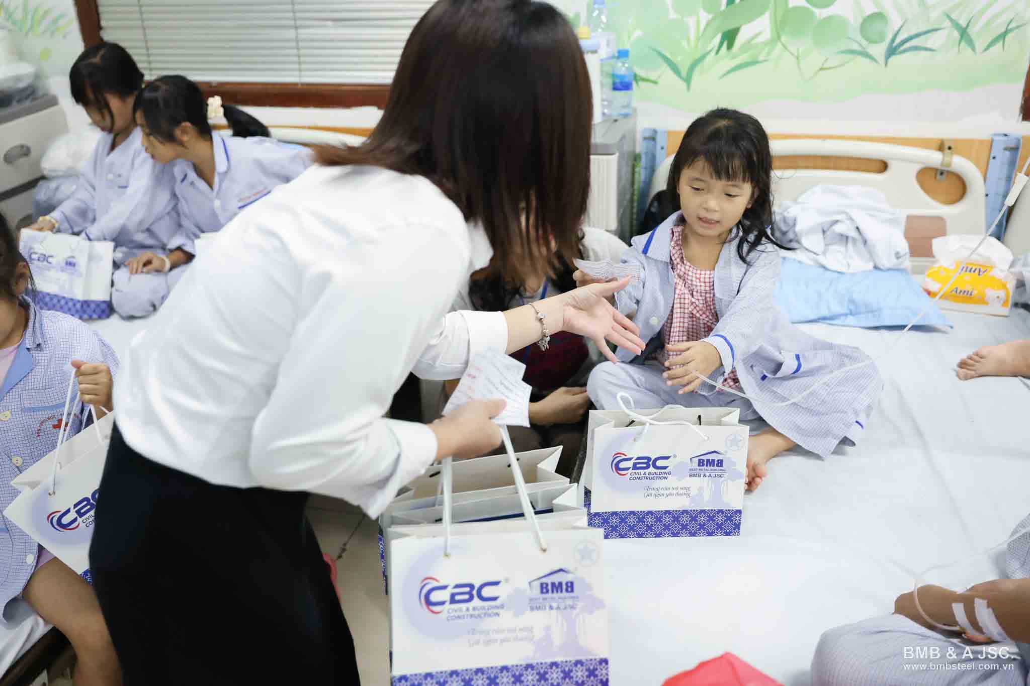 BMB Steel Hanoi cooperates with CBC to send a warm moon season to sick children