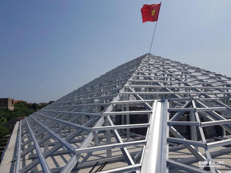 Struktur atap ubin rangka baja ringan yang terbuat dari paduan aluminium-zinc