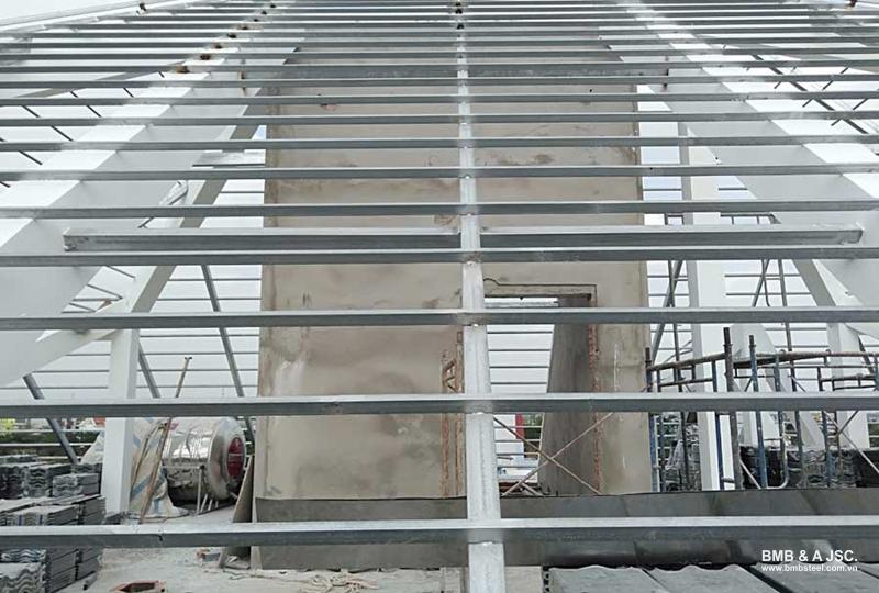 Galvanized box steel roof trusses are connected using welding methods