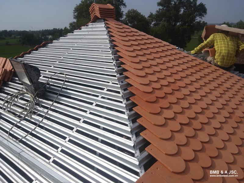 Steel truss tiled roof structure uses a steel framing system