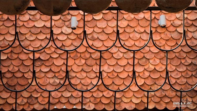 Fish-scale tiles create a classic and elegant appearance