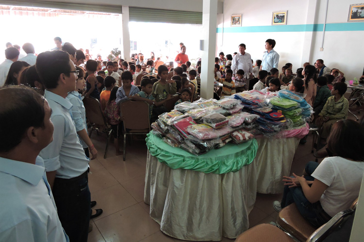 DONATING NEW CLOTHES AND GIFTS FOR CHILDREN AT CAMBODIA 5