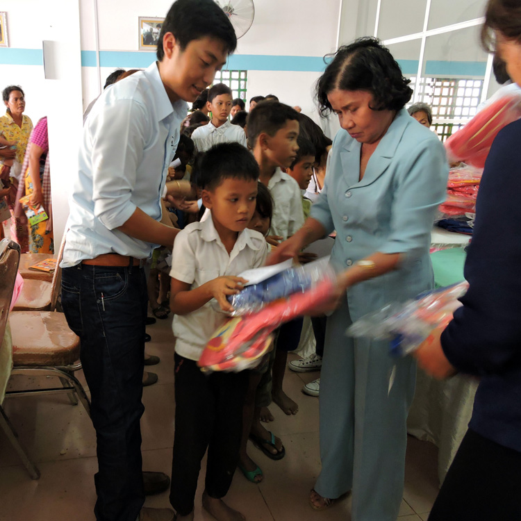 DONATING NEW CLOTHES AND GIFTS FOR CHILDREN AT CAMBODIA 6