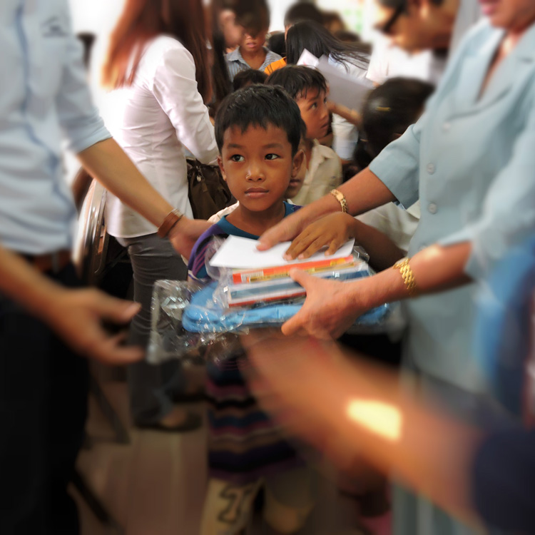 DONATING NEW CLOTHES AND GIFTS FOR CHILDREN AT CAMBODIA7