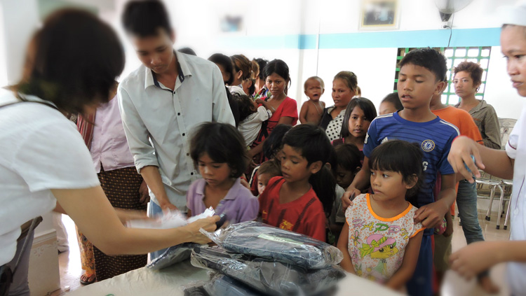 DONATING NEW CLOTHES AND GIFTS FOR CHILDREN AT CAMBODIA 8