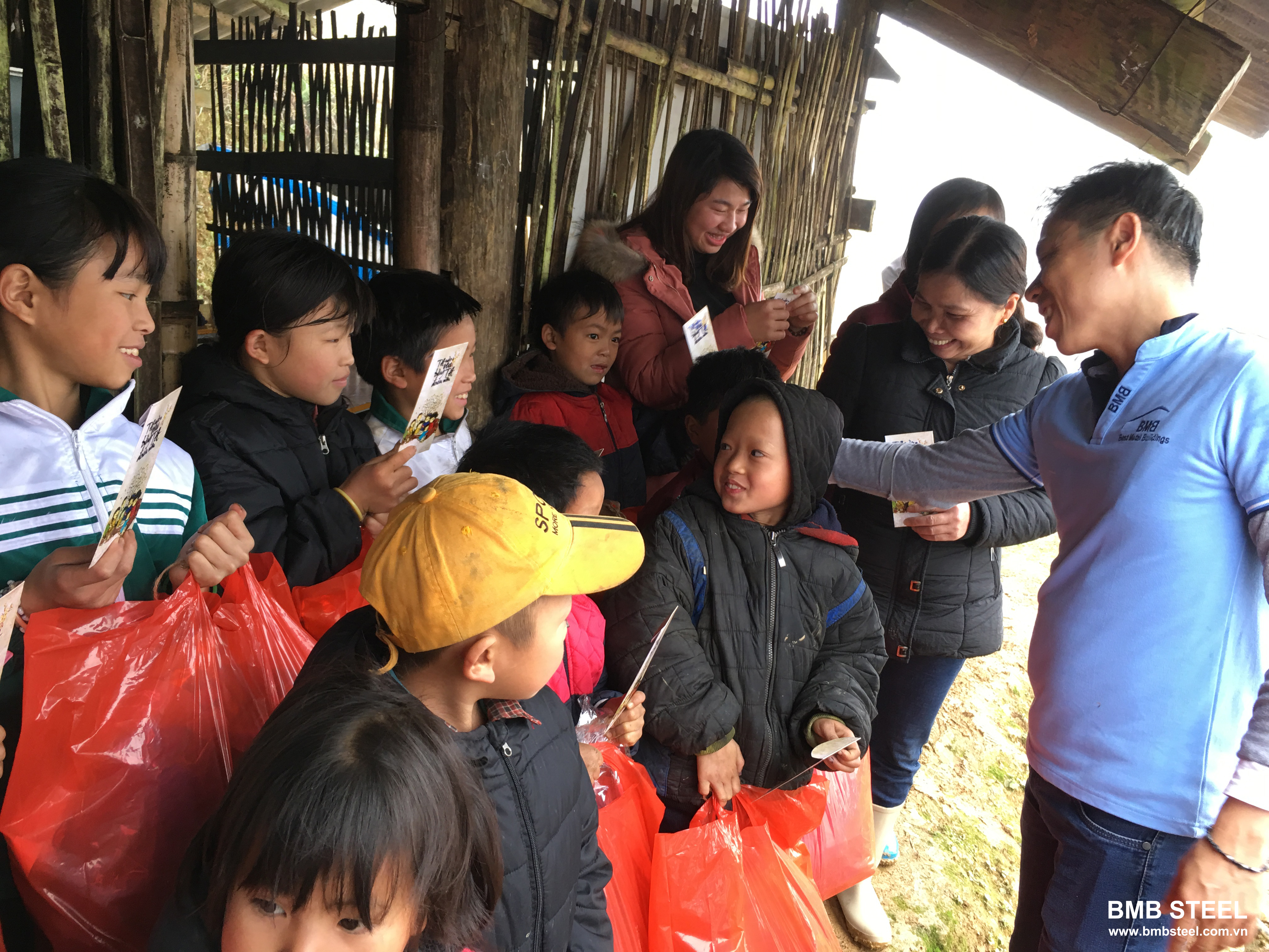 BMB Steel presented gift for children in Cao Bang, Vietnam 7