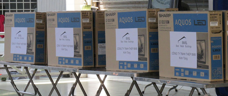 HANGDING 8 NEW TELEVISIONS FOR THU DUC SENIOR SPONSORING 3
